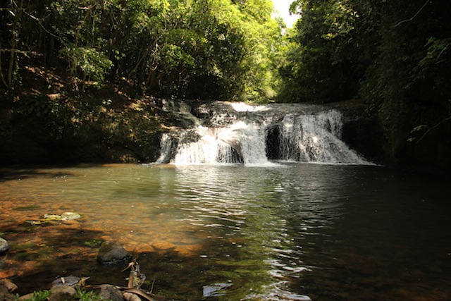 uma das cascatas onde é possível se refrescar no verão