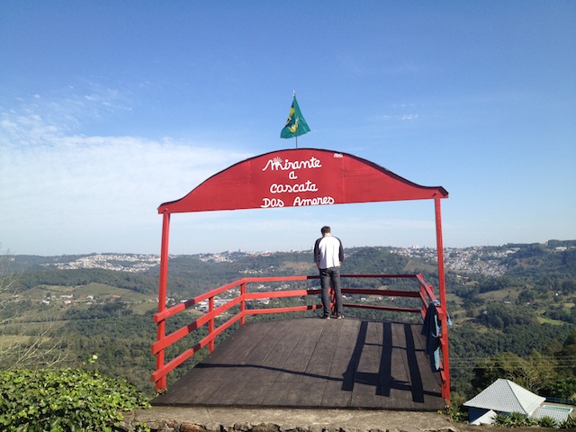 Antes de chegar na vinícola, não deixe de admirar o visual do Mirante dos Amores