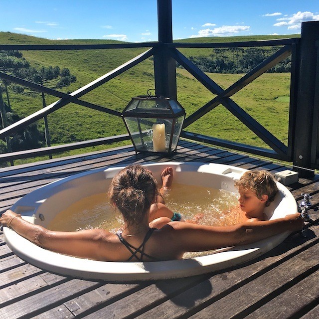 tomando sol e banho de água gelada (água do arroio !)