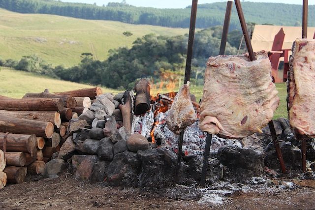 o cheirinho do churrasco do fogo de chão começa bem cedo pela manhã