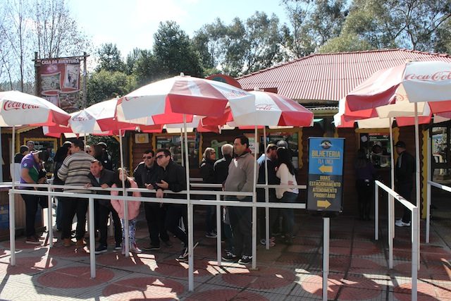 aviso: nos fins de semana pode ter fila para comprar ingressos