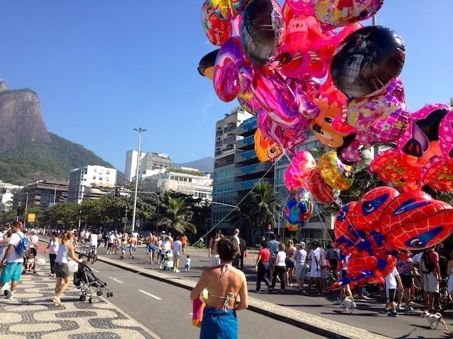 Domingo na avenida Atlântica, pista junto à orla abre somente para pedestres. Programa delicioso