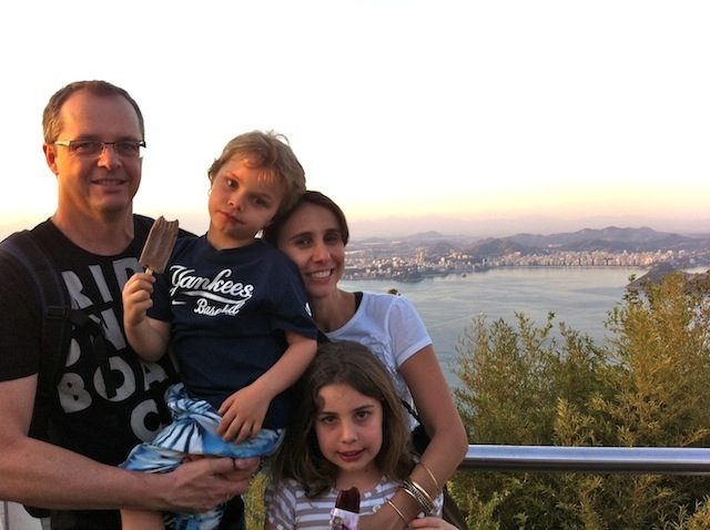 Rio em família no entardecer do Pão de Açúcar