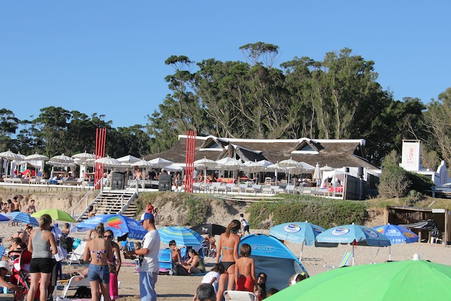 Ao fundo, o badalado Parador Gecko Solanas by Ibiza, também em Portezuelo