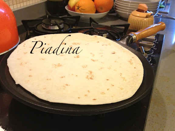 preparando a piadina em uma frigideira especial