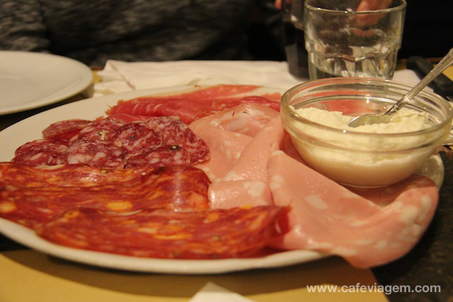a combinação perfeita: prosciutto, mortadela, salames, pães italianos e queijo stracchino