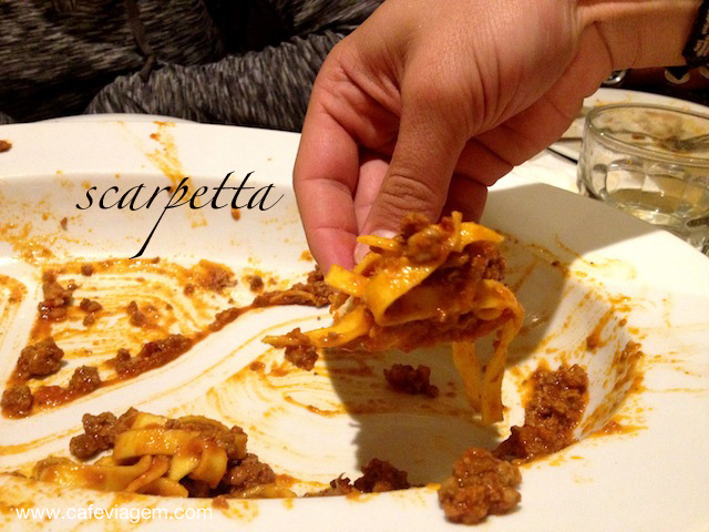 é comum limpar o prato no final da refeição com um pedaço de pão = la scarpetta