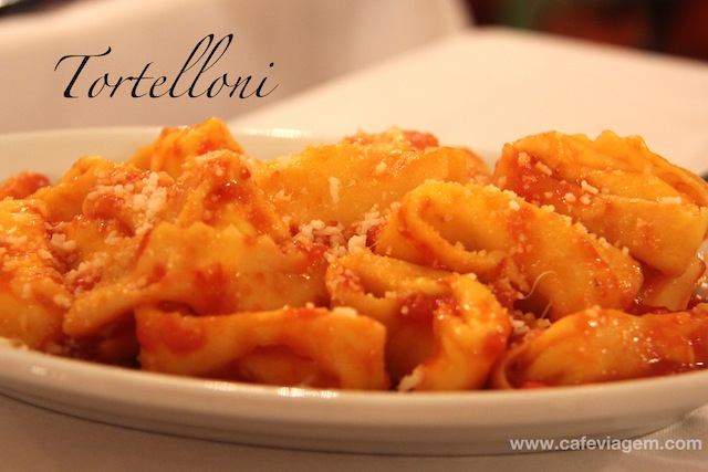 tortelloni recheados com ricotta fresca e molho pomodoro