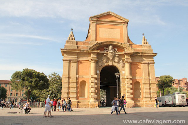 Porta Galliera ao final da via dell'Indipendenza (o trajeto segue até o centro histórico da cidade)