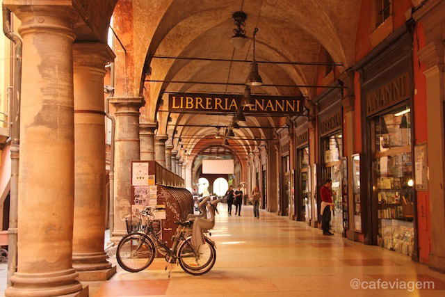 caminhar pelos pórticos de Bologna: um dos melhores programas!