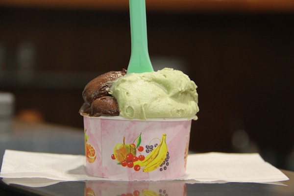 Pistache e chocolate da pequena e deliciosa Gelateria Delle Moline em Bolonha