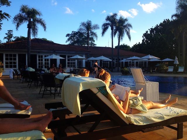 astral arrebatador do fim de tarde na piscina