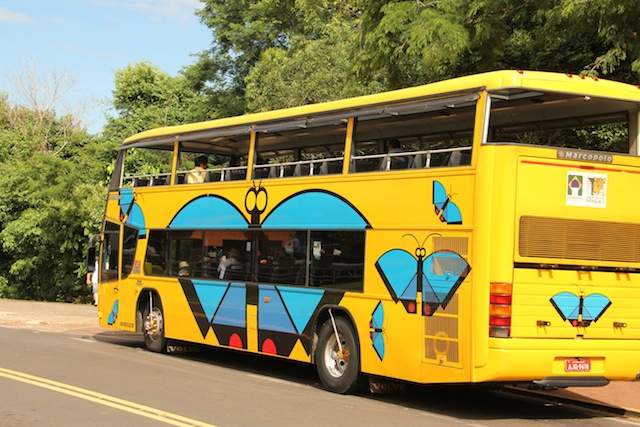 ônibus temático do parque que faz paradas nas principais atrações