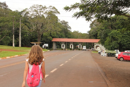 a entrada secundária do parque (com salinha de espera) para quem pega as vans do Hotel