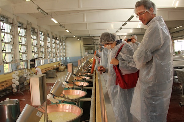 os visitantes precisam usar toucas, aventais e máscaras para entrar dentro da produção