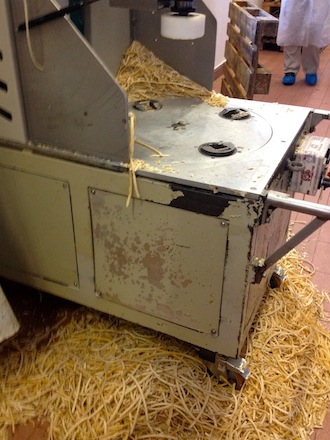 máquina que retira a marca impressa do Parmigiano orginal quando ele não passa pelo controle de qualidade