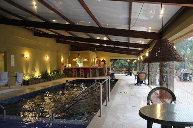 Piscina do Villa Bella adaptada para cadeirantes