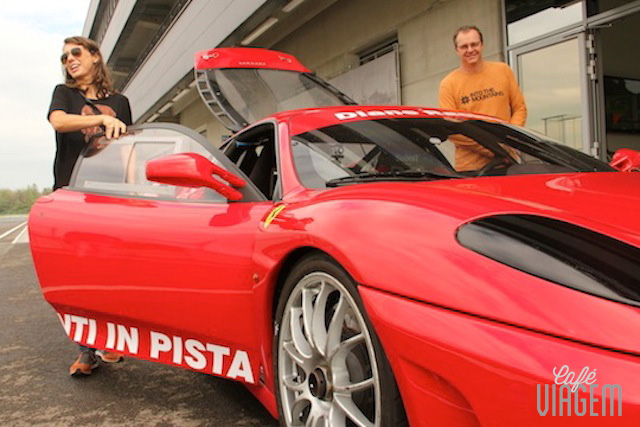 Fui ali dar um voltinha de Ferrari e já volto!!