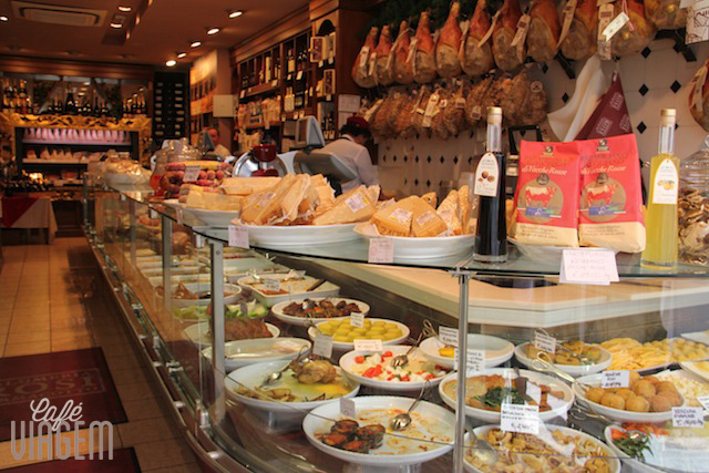 O ambiente da salumeria da Trattoria Sorelle Picchi de Parma