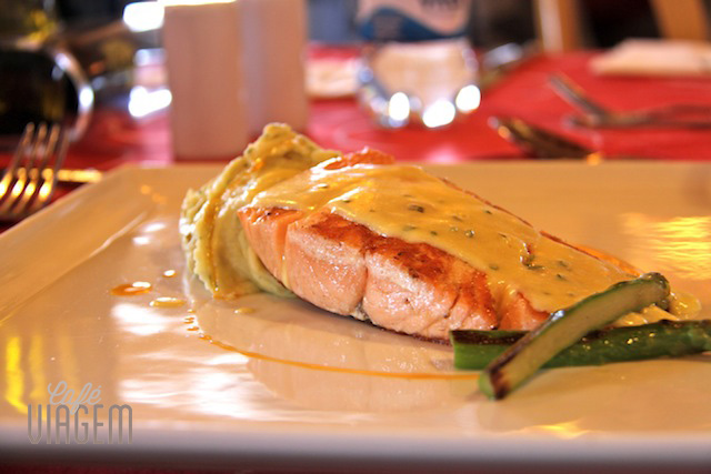 salmão grelhado com purê maravilhoso do Don Giovanni - bem leve para o almoço