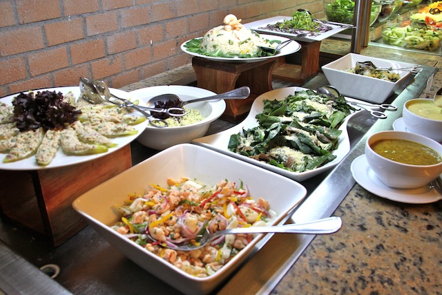 um buffet delicioso. Se joga no ceviche de polvo e salmão