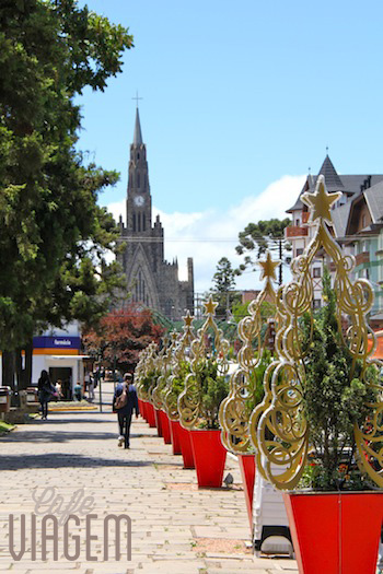A rua e a Catedral no período de Natal