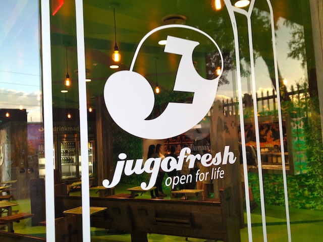 Mesas ao ar livre do Wynwood Kitchen & Bar, o mais central de todos
