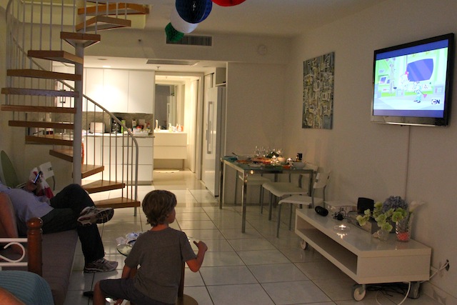 No primeiro andar: sala, cozinha, banheiro, varanda e sofá-cama.