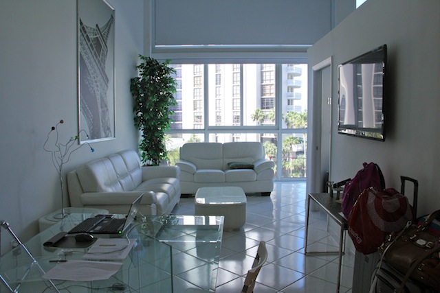 A sala branquinha e com teto alto