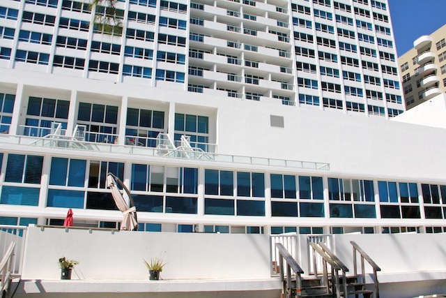 O prédio e o nosso apartamento térreo com varanda para uma destas escadas de madeira da foto que davam direto na praia!