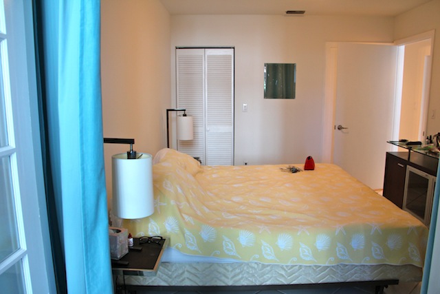 O quarto de casal com closet e banheiro. O que divide um quarto do outro é uma portinha com cortinas