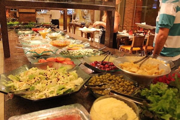 o bufê de saladas do Na Brasa Steak