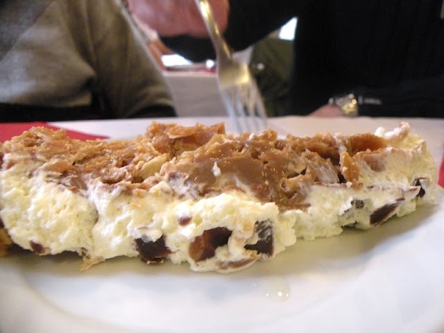 A famosa torta alfajor com muito doce de leite. Imperdível!