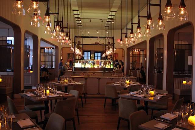 E o ambiente interno do restaurante com bar ao centro, point de happy hour