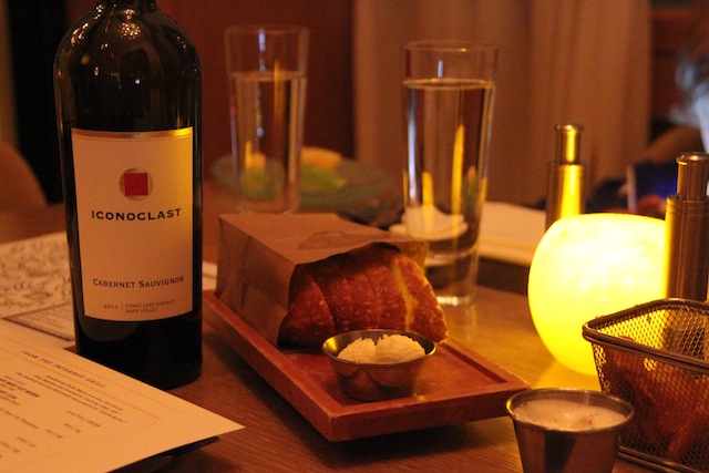 o start do banquete: vinho, couvert, batatinhas e maionese trufada