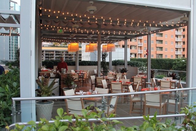 o charmoso e convidativo ambiente externo do The Edge