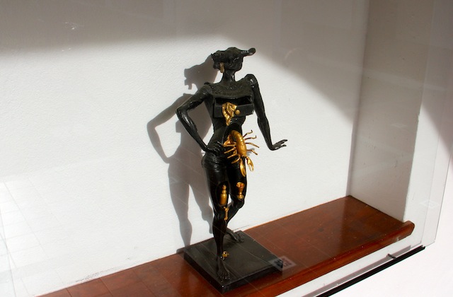 várias esculturas de Dalí pelo museu!