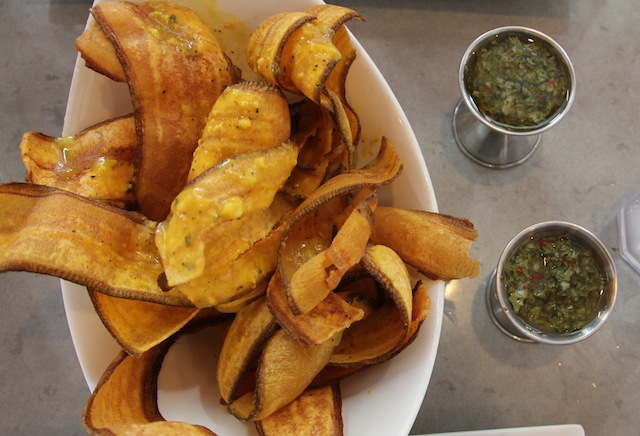 as “bananas” chips com um molho tipo chimichurri