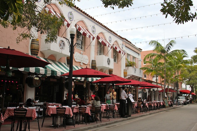 A turística rua com arquitetura colonial espanhola: Espanola Way