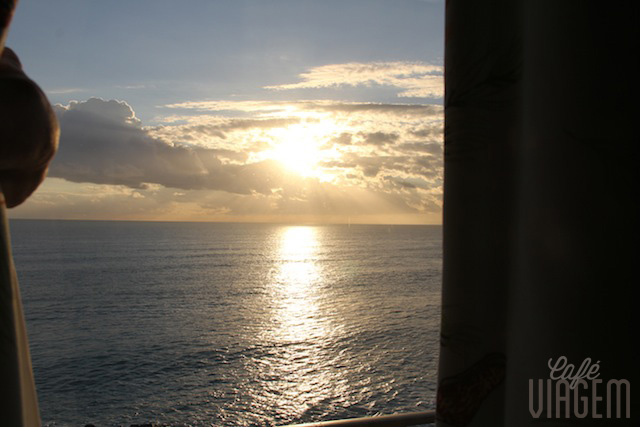 Abrindo a janela do quarto ao amanhecer... Bom dia, mar!!