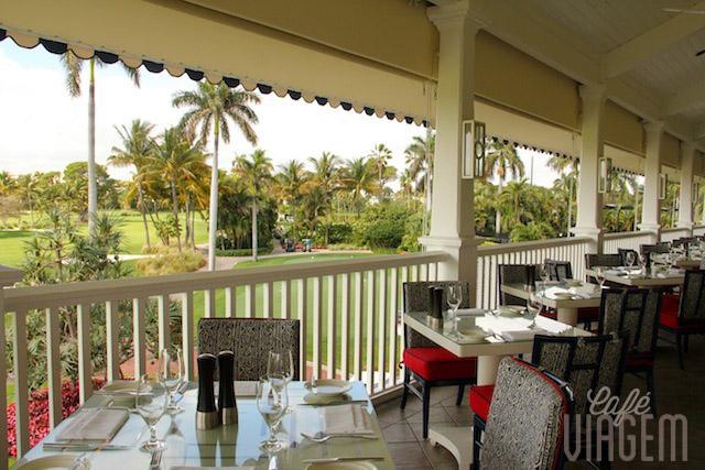 Que tal um almoço com a vista do campo de golfe? Corra para o Flagers Steakhouse