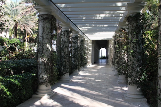 O corredor lindo que dá na entrada das piscinas