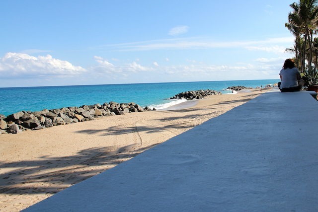 A praia em frente às varandas dos quartos