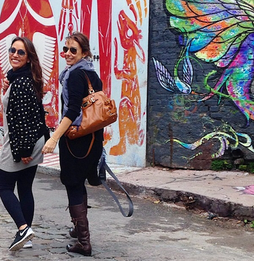 Filhas tirando fotinhos das mamis fazendo poses!