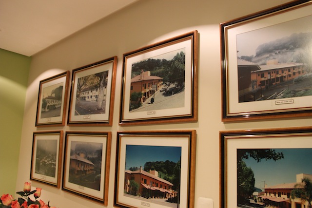 as fotos da fachada do hotel em todas as épocas na recepção (que hoje é vermelho)