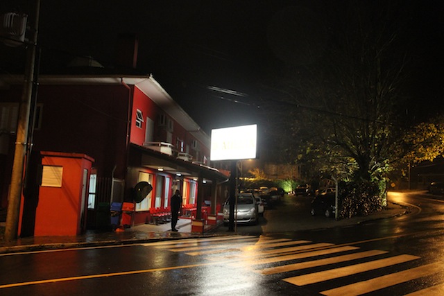 o hotel à noite e em dia de chuva...