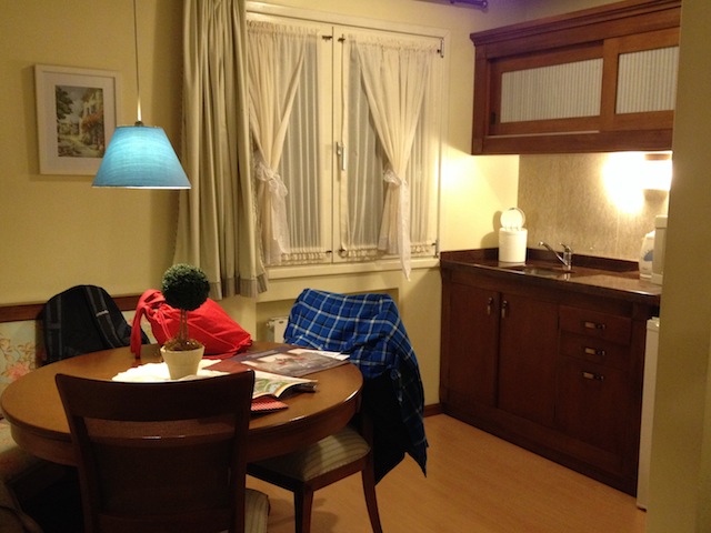 A copa com cozinha dentro do quarto com separação para o quarto das crianças e do casal