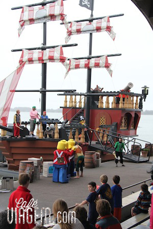 O show dos piratas que assistimos no meio da tarde é bem divertido!