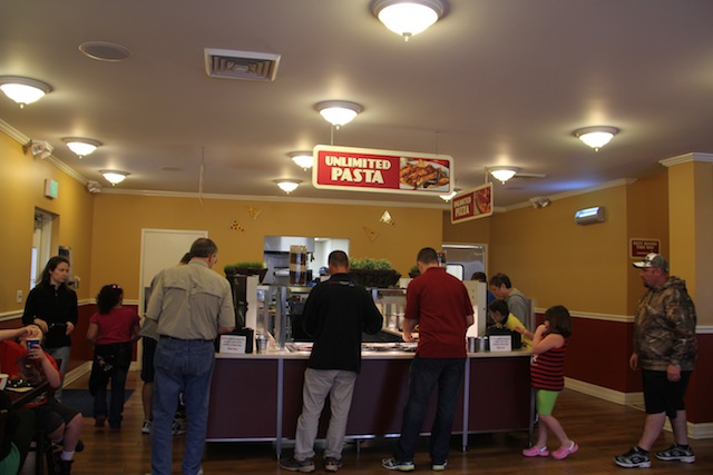 optamos por almoçar no restaurante italiano com opções de massas, saladas e pizzas à vontade, mas tudo com um sabor bem americano