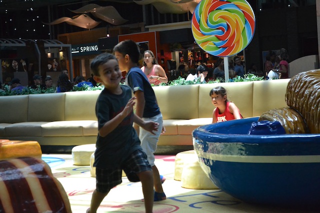 Rafa curtino a área de recreação no Dolphin Mall